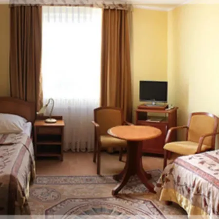 Ξενοδοχείο Renusz 3*